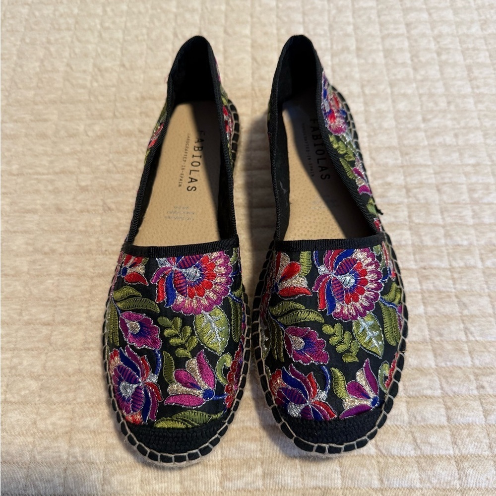 NEW Fabiolas Black Floral Embroidered Espadrille Flats Womens size 37 / 6.5